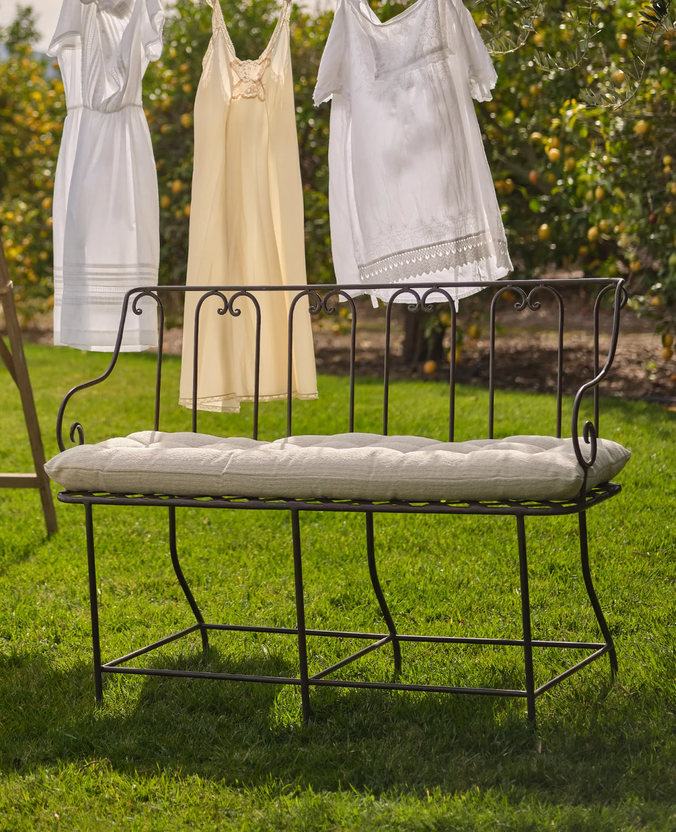Verona Loveseat - Creme - Image 11